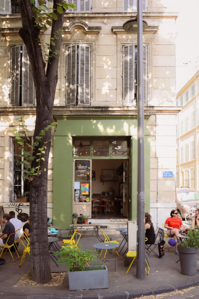 La façade verte et la terrasse du coffee-shop MÖKA, boulevard Eugène Pierre à Marseille