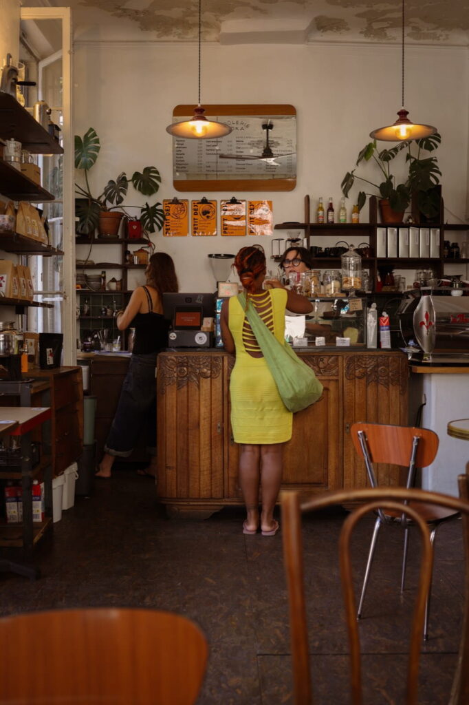 Le comptoir du coffee-shop MÖKA, sa vitrine de pâtisseries et ses étagères