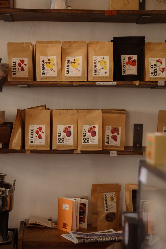 Les paquets de cafés MÖKA alignés sur l'étagère du coffee-shop