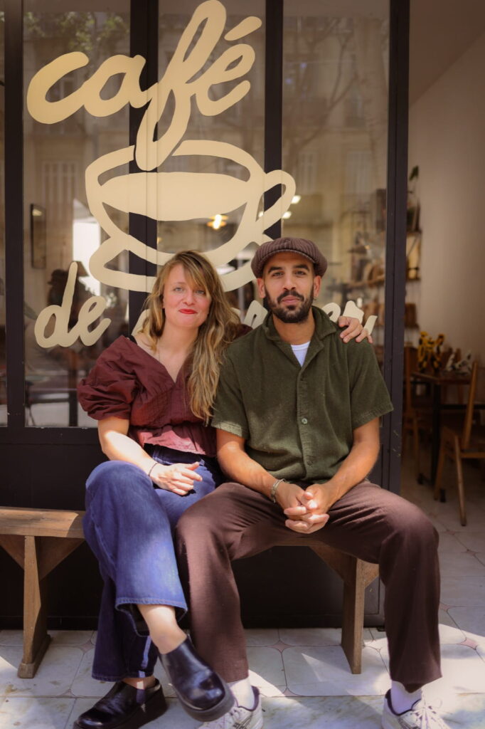 Iris et Fewzi, torréfacteurs de la Brûlerie MÖKA, devant la vitrine du coffee-shop à Marseille