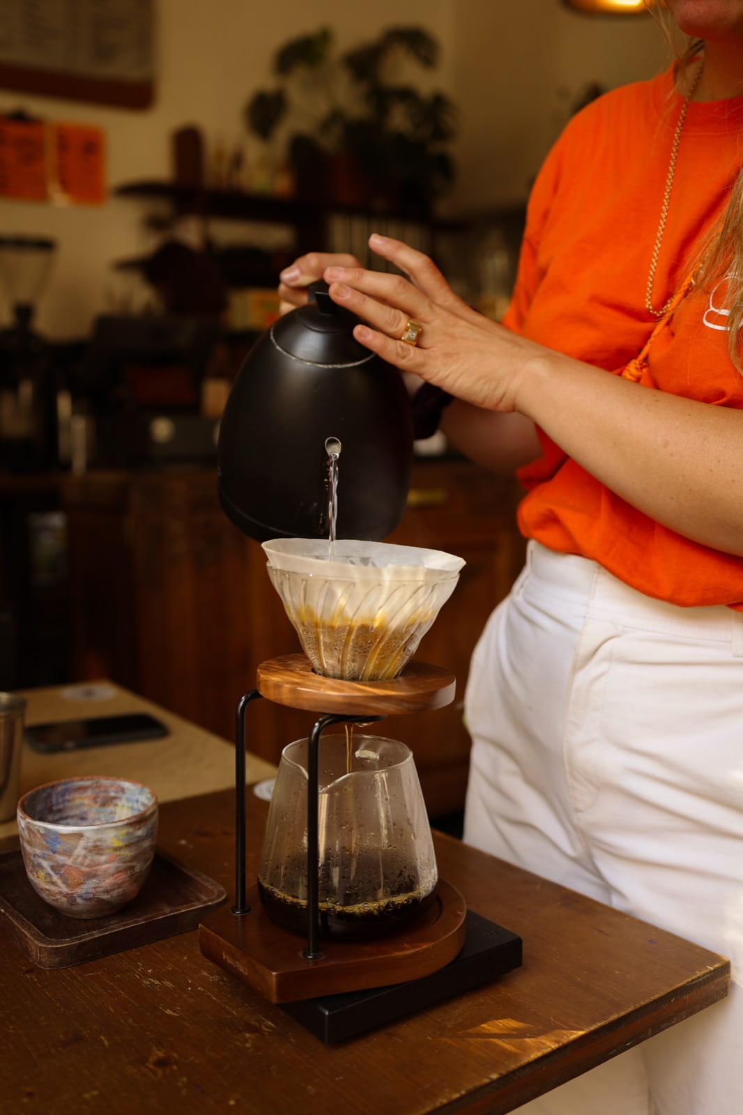 Préparation d'un café en V60 à la maison